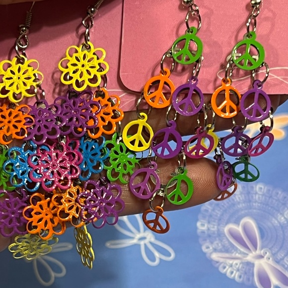 New Two Pairs Vintage Rainbow of Color Peace Signs & Floral Metal Dangle Earring - Picture 7 of 14